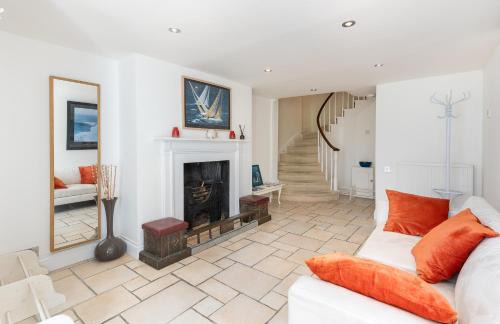 Cowes House | Cliffhanger 18 Castle Road