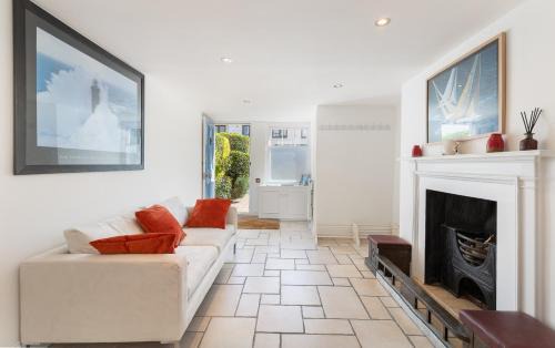 Cowes House | Cliffhanger 18 Castle Road