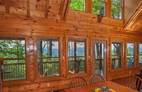 Chatsworth Cabin | CliffhangerCliffhanger-Hot tub-Located atop Fort Mountain with views of the Cohutta Wilderness