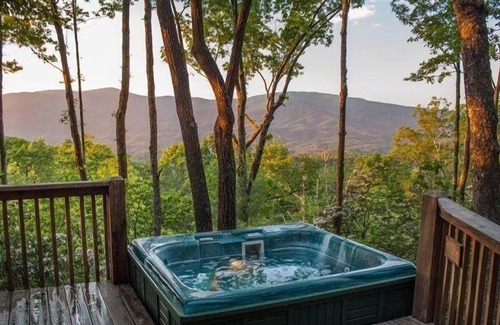 Chatsworth Cabin | CliffhangerCliffhanger-Hot tub-Located atop Fort Mountain with views of the Cohutta Wilderness