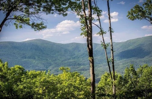 Chatsworth Cabin | CliffhangerCliffhanger-Hot tub-Located atop Fort Mountain with views of the Cohutta Wilderness