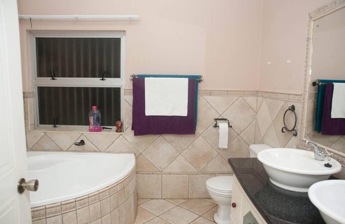 Schoemansville Apartment | Cliffs of Moher Suite