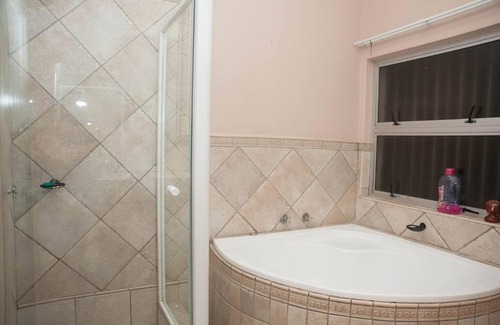 Schoemansville Apartment | Cliffs of Moher Suite