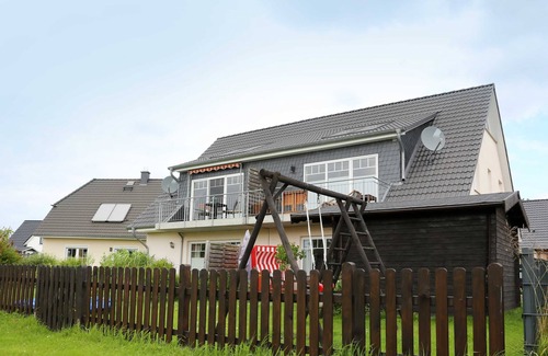 Nienhagen Apartment | Cliffside accommodation, WLAN, terrace, washing machine