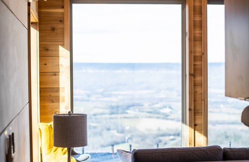 Pikeville House | Cliffside bungalow with panoramic mountain views