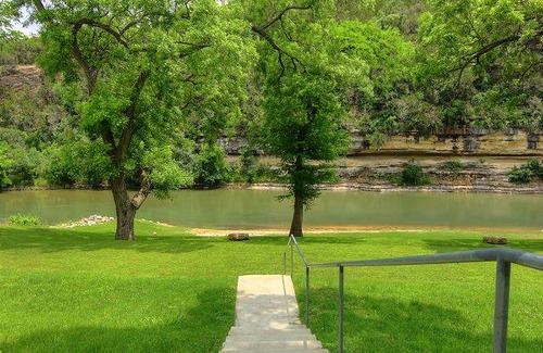 New Braunfels Apartment | Cliffside Paradise RG 308