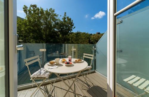 Lynmouth Apartment | Clifftop Watch, River View and Balcony, 1 BR, Parking, Beach 10 min walk