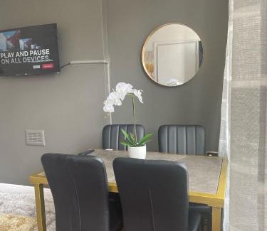 Harehills Apartment | Clifton Home - Newly Refurbished - Free WiFi and Parking- Near City Centre