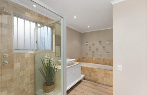 Clifton Villa | Clifton YOLO Spaces - Clifton Petite Villa