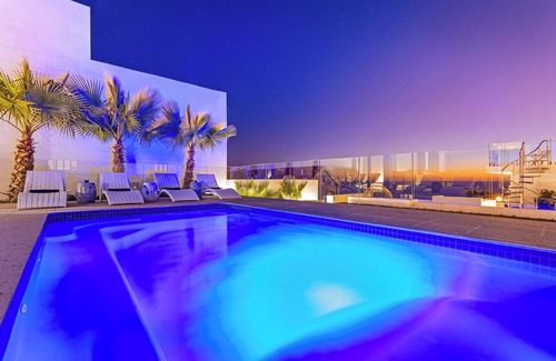 Clifton Villa | Clifton YOLO Spaces – Clifton Mansion Villa