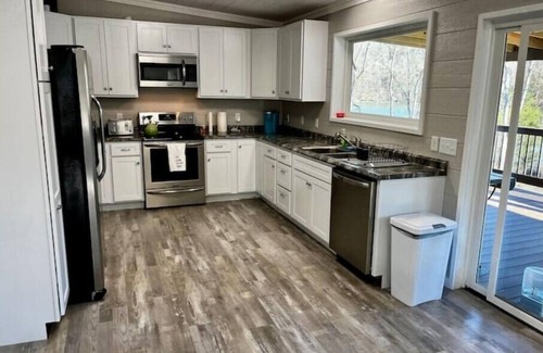Kingston House | Clinch River Getaway - A lakefront retreat, just 5 minutes from grocery.n