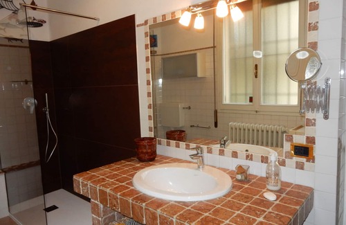 San Donato-San Vitale Villa | CloMoBo Apartment in Villa (with garden)