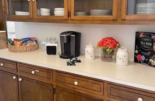 Hidden Creek House | Close to 6 Flags Airport & Downtown 3BR sleeps 10