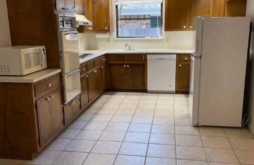 Hidden Creek House | Close to 6 Flags Airport & Downtown 3BR sleeps 10