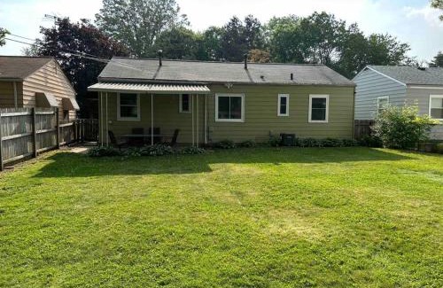 Cleveland House | Close to airport* Pets*Fenced yard*A/C & Fast WIFI