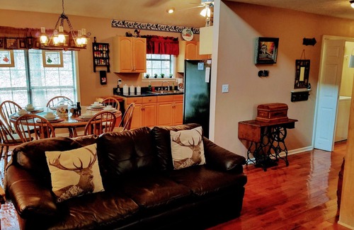 Gatlinburg - Pigeon Forge Cabin | Close to all attractions