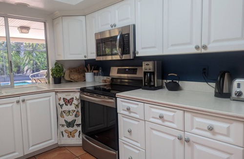 South Sarasota House | Close to beach and downtown - large caged pool