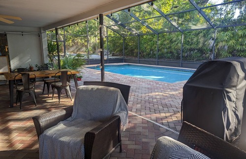 South Sarasota House | Close to beach and downtown - large caged pool