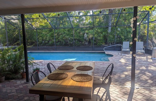 South Sarasota House | Close to beach and downtown - large caged pool