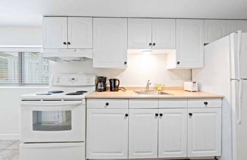 Crescent Beach House | Close to Beach Cozy 1BD suite