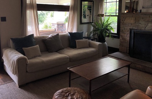Wilshire Montana House | Close to Beach, Historic Craftsman Bungalow in heart of Santa Monica