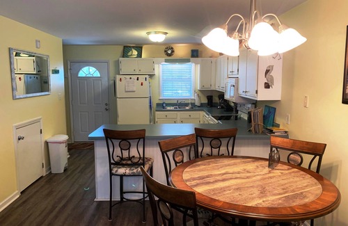 Peletier House | Close to Beaches to Relax and Refresh