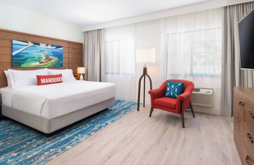 Park Shore Hotel | Close to Beaches w/Breathtaking Sunsets | Perfect for Couple | Outdoor Pool