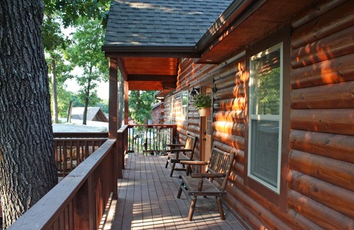 Branson Cedars Cabin | Close to Big Cedar Lodge & Thunder Ridge, 12 min to Branson Strip, Hot Tub, WIFI