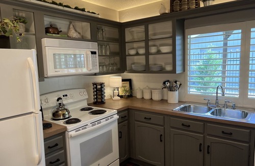 Bedford House | Close to DFW airport, steps to running/bicycling trail, shopping & sport events