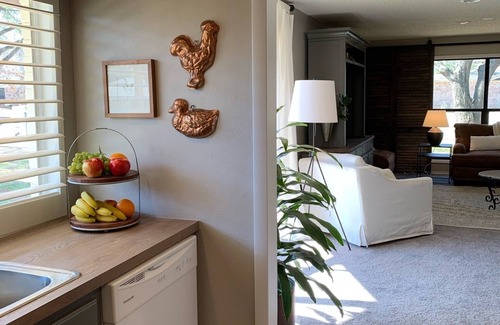Bedford House | Close to DFW airport, steps to running/bicycling trail, shopping & sport events