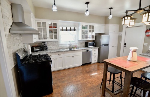Anaheim Colony Historic District House | Close to Disney. 9 dollar Uber Ride. Walk to Packing House. CA historic home