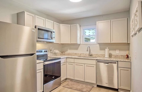 North Charleston House | Close to Downtown Charleston! 4 Bed Retreat