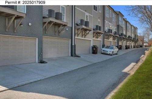 Eighth Avenue House | Close to DT Game Garage Bar Large Living Room