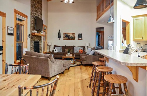 McHenry House | Close to everything!~GAME ROOM~FIRE PIT & HOT TUB~Dogs OK! Lake Access & Dock!