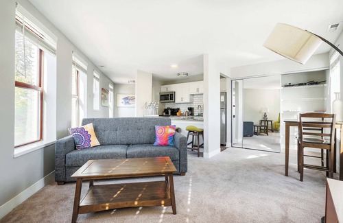 Chatham-Arch Apartment | Close to Gainsbridge and Lucas Oil