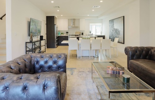 Larchmont Apartment | Close to K-Town 3B4B Vast Home
