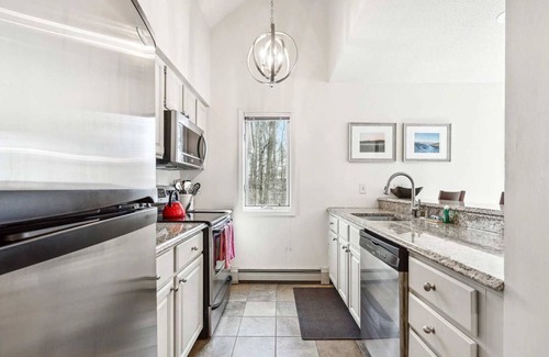 West Hartford Condo | Close to Lake & Golf & Pool | Newton Village 2A
