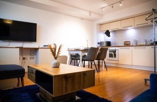 Leeds Apartment | Close To Leeds City, Spacious, Sleeps 4,