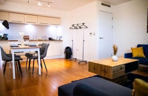 Leeds Apartment | Close To Leeds City, Spacious, Sleeps 4,