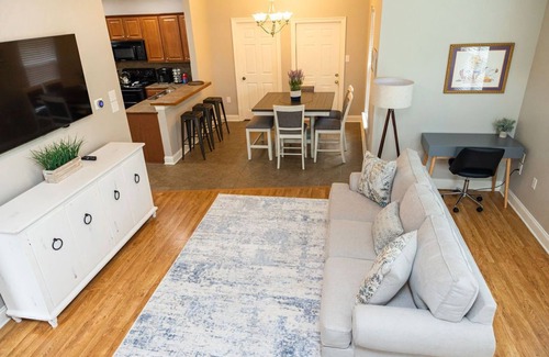 Highlands - Perkins Condo | Close to LSU and Hospitals - King Beds & Pool