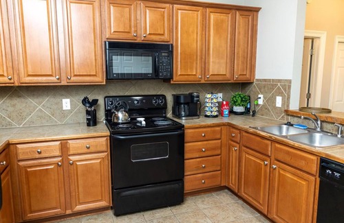 Highlands - Perkins Condo | Close to LSU and Hospitals - King Beds & Pool