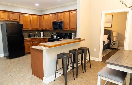 Highlands - Perkins Condo | Close to LSU and Hospitals - King Beds & Pool