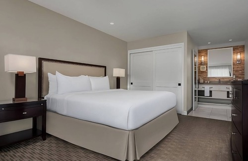 Napa Hotel | Close to Napa Valley Wine Train! Premium Amenities Onsite, Pool, FREE Parking!