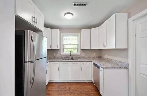Shannon Park House | Close to NoDa, Plaza Midwood; 5 Miles to dwntwn; Monthly, Digital Nomads welcome