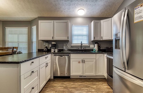 Pigeon Forge Ski Chalet | Close to Pigeon Forge and Dollywood One Story 2 bedroom dog Friendly