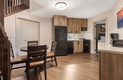 Sapphire Resort | Close to Seasonal Ski Areas! Free Parking, 3 Pools, Jacuzzi and Sauna