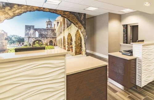 Arsenal House | Close to The Alamo and Wax Museum! 4 Spacious Units, FREE Parking, Pool!