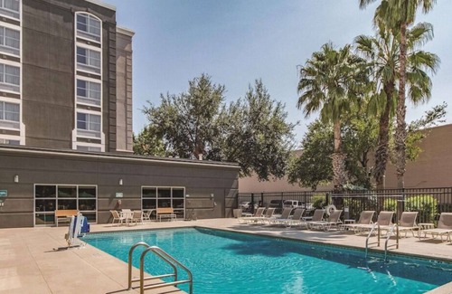 Arsenal House | Close to The Alamo and Wax Museum! 4 Spacious Units, FREE Parking, Pool!