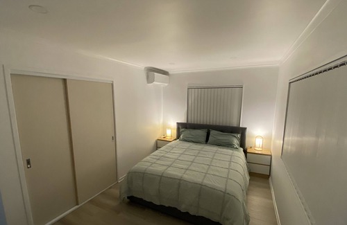 Papatoetoe Other | Close to the Auckland Airport. Modern big Bedroom With Attached Bathroom