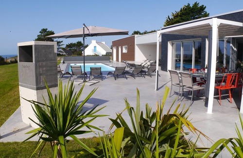 Tregunc Villa | Close to the beach, modern house with large pool and sea views + Wi-Fi